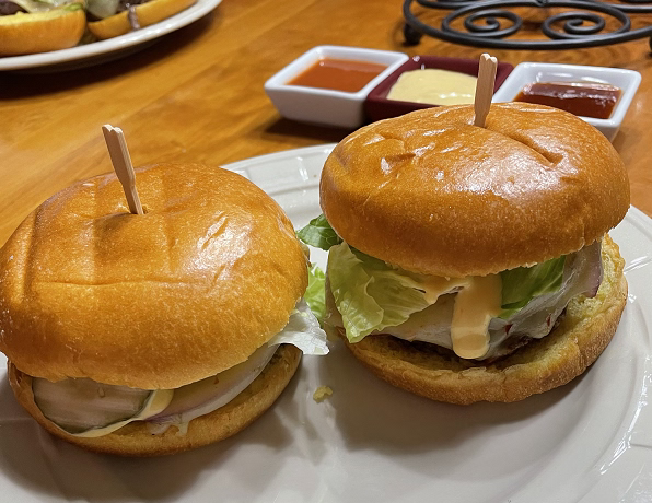 A couple of smashburgers I made with my girlfriend